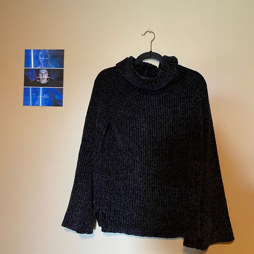 🐰NWOT Black cowl neck sweater🐰